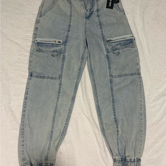 Hot Topic Denim - Hot Topic Light Wash Ankle Jeans